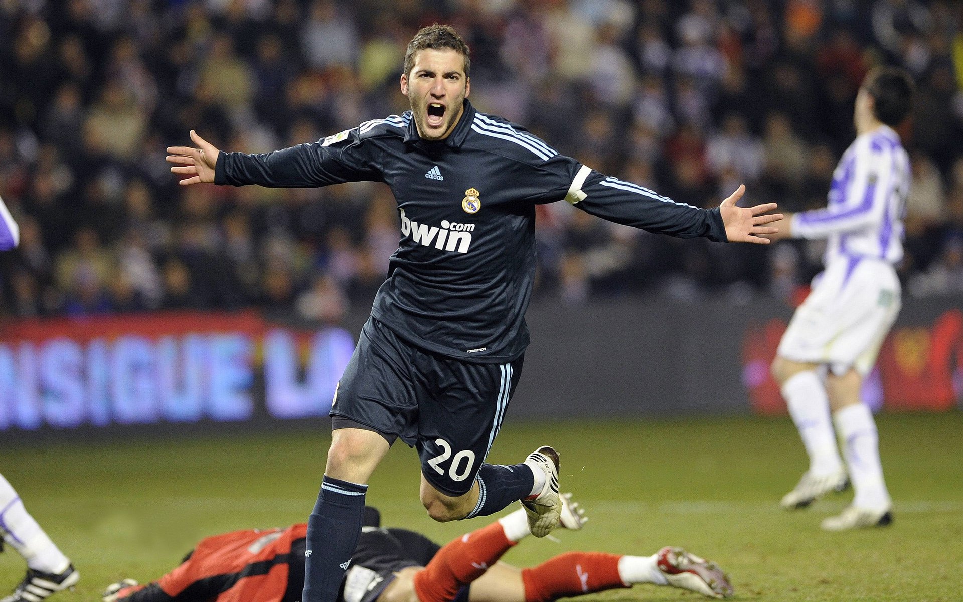 新赛季揭幕战 吸引万人围观 瞩目zhan，新赛季cg